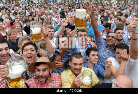 München, Deutschland. 20. Sep, 2014. Menschen Sie Toast im Hofbraeu Zelt bei der Eröffnung des Oktoberfestes in München, Deutschland, 20. September 2014. Eine 1-Liter-Stein bayerisches Bier kostet bis 10,10 Euro (13,70 US-Dollar) in riesigen Zelten, wo der Welt Nachtschwärmer in der Größenordnung von Oompah Musik trinken. Touristischen Beamte sagten, die durchschnittliche Bier Preis knapp drei Prozent im Vergleich zum Jahr 2013 gestiegen war. 181. Oktoberfest dauert bis zum 5. Oktober 2014. Foto: ANDREAS GEBERT/Dpa/Alamy Live-Nachrichten Stockfoto