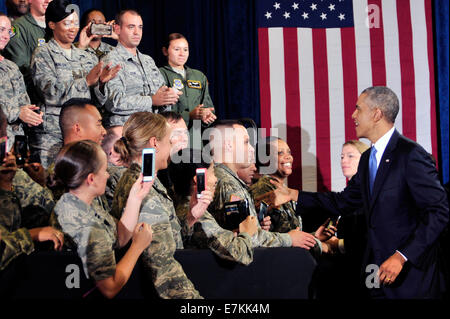 US Präsident Barack Obama begrüßt Service-Mitglieder vor der Behandlung der Truppen bei einem Besuch in die US Central Command auf der MacDill Air Force Base 17. September 2014 in Tampa, Florida. Stockfoto