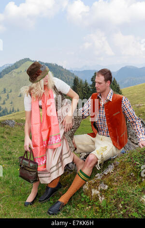 Paar in bayrischen Trachten flirten Stockfoto