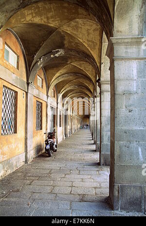 Mittelalterliche Passage in Lucca, Italien Stockfoto