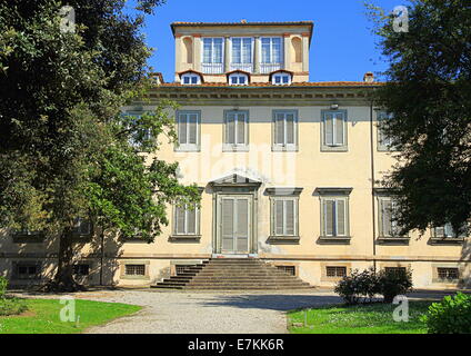 Toskanische Villa Hauptfassade in Lucca, Italien Stockfoto