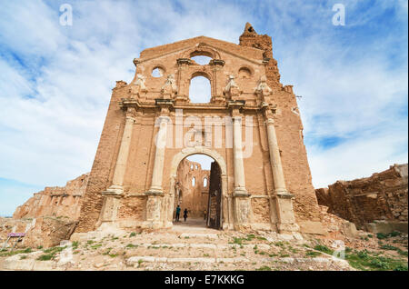 Ruinen einer alten Kirche zerstört während des spanischen Bürgerkrieges in Belchite, Saragossa, Spanien. Stockfoto