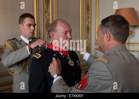 US Vorsitzender der Joint Chiefs General Martin E. Dempsey erhält der Ehrenlegion vom französischen Chief of Defense Staff General Pierre de Villiers im Rahmen einer Feierstunde 18. September 2014 in Paris, Frankreich. Stockfoto