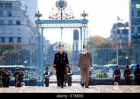 US-Vorsitzender der Joint Chiefs General Martin E. Dempsey und französischen Chef der Verteidigung Staff General Pierre de Villiers außerhalb des französischen Verteidigungsministeriums 18. September 2014 in Paris, Frankreich. Stockfoto