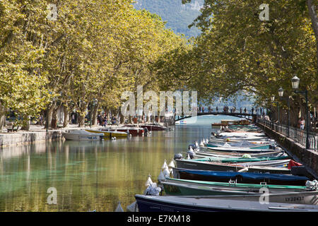 Canal du Vassé vom Pont des Amours, Annecy, Rhone-Alpes, Frankreich. Stockfoto