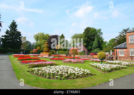 Blumengärten in Cae Glas Park, Church Street, Oswestry, Shropshire, England, Vereinigtes Königreich Stockfoto