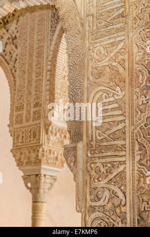 Alten Kalligrafie Detail in einer Spalte. Alhambra Palast, Granada, Andalusien, Spanien. Stockfoto