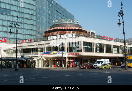 Die Café Kranzler sitzt oben auf dem Neues Kranzler Eck-Einkaufszentrum in einem Rundbau. Stockfoto