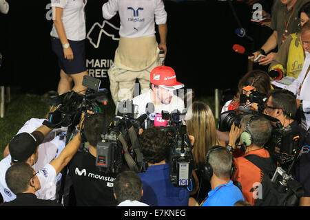 Singapur. 20. Sep, 2014. F1 Grand Prix von Singapur, Tag qualifizieren. Fernando Alonso von Scuderia Ferrari im Gespräch mit den Medien Credit: Action Plus Sport/Alamy Live News Stockfoto