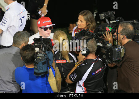 Singapur. 20. Sep, 2014. F1 Grand Prix von Singapur, Tag qualifizieren. Kimi Räikkönen von Scuderia Ferrari im Gespräch mit den Medien Credit: Action Plus Sport/Alamy Live News Stockfoto