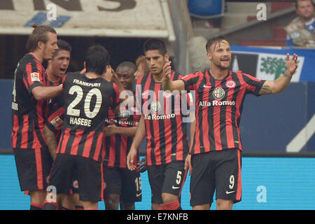 Gelsenkirchen, Deutschland. 20. Sep, 2014. Frankfurts Marco Russ (L-R), Makoto Hasebe, konstant Djakpa, Carlos Zambrano und Haris Seferovic feiern das 2: 0 in der deutschen Bundesliga-Spiel zwischen FC Schalke und Eintracht Frankfurt in Veltins Arena in Gelsenkirchen, Deutschland, 20. September 2014. Foto: MATTHIAS BALK/Dpa (Achtung: aufgrund der Akkreditierungsrichtlinien die DFL nur erlaubt die Veröffentlichung und Nutzung von bis zu 15 Bilder pro Spiel im Internet und in Online-Medien während des Spiels.) / Dpa/Alamy Live News Stockfoto