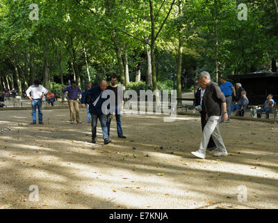 Männer spielen Boule (Petanque) im Jardin du Luxembourg, Paris. Stockfoto