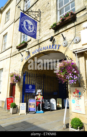 Eingang zum "The Woolmarket" shopping Precinct, Cirencester, Gloucestershire, England, Vereinigtes Königreich Stockfoto