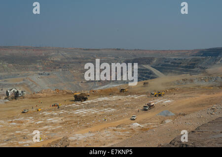 Der Sprengvortrieb Besatzung kostenlos ein Strahlen Muster im Vordergrund eine große Tagebau afrikanischen Kupfer mine. Stockfoto