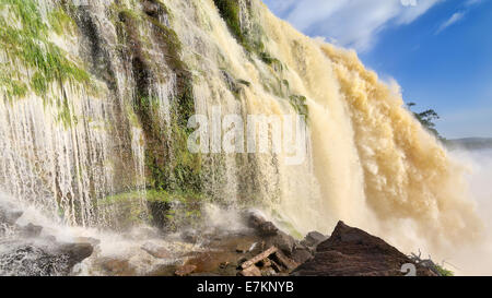 Blick auf den mächtigen Fluss Wasserfall im Tal der Canaima, Venezuela. Stockfoto