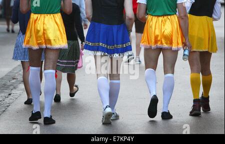 München, Deutschland. 20. Sep, 2014. Crowsd von Menschen besuchen die Eröffnung des Oktoberfest in München, Deutschland, 20. September 2014. Das Oktoberfest dauert bis zum 5. Oktober 2014. Foto: Karl-Josef Hildenbrand/Dpa/Alamy Live News Stockfoto