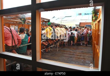 München, Deutschland. 20. Sep, 2014. Crowsd von Menschen besuchen die Eröffnung des Oktoberfest in München, Deutschland, 20. September 2014. Das Oktoberfest dauert bis zum 5. Oktober 2014. Foto: Karl-Josef Hildenbrand/Dpa/Alamy Live News Stockfoto