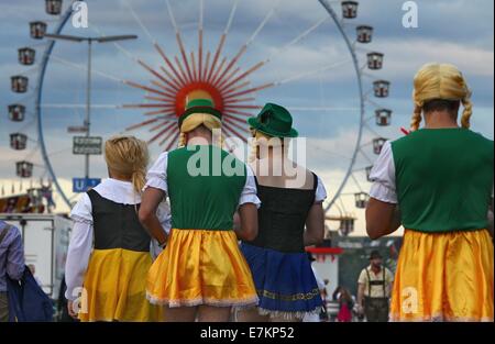 München, Deutschland. 20. Sep, 2014. Crowsd von Menschen besuchen die Eröffnung des Oktoberfest in München, Deutschland, 20. September 2014. Das Oktoberfest dauert bis zum 5. Oktober 2014. Foto: Karl-Josef Hildenbrand/Dpa/Alamy Live News Stockfoto