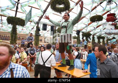 München, Deutschland. 20. Sep, 2014. Crowsd von Menschen besuchen die Eröffnung des Oktoberfest in München, Deutschland, 20. September 2014. Das Oktoberfest dauert bis zum 5. Oktober 2014. Foto: Karl-Josef Hildenbrand/Dpa/Alamy Live News Stockfoto