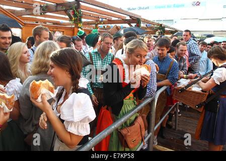 München, Deutschland. 20. Sep, 2014. Crowsd von Menschen besuchen die Eröffnung des Oktoberfest in München, Deutschland, 20. September 2014. Das Oktoberfest dauert bis zum 5. Oktober 2014. Foto: Karl-Josef Hildenbrand/Dpa/Alamy Live News Stockfoto