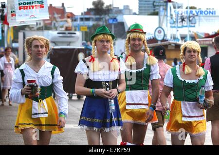 München, Deutschland. 20. Sep, 2014. Crowsd von Menschen besuchen die Eröffnung des Oktoberfest in München, Deutschland, 20. September 2014. Das Oktoberfest dauert bis zum 5. Oktober 2014. Foto: Karl-Josef Hildenbrand/Dpa/Alamy Live News Stockfoto