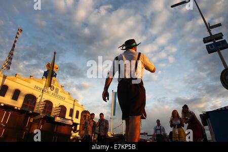 München, Deutschland. 20. Sep, 2014. Crowsd von Menschen besuchen die Eröffnung des Oktoberfest in München, Deutschland, 20. September 2014. Das Oktoberfest dauert bis zum 5. Oktober 2014. Foto: Karl-Josef Hildenbrand/Dpa/Alamy Live News Stockfoto