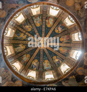 Eines der dekorativen Kuppeln der Chora-Kirche in Istanbul, Darstellung der Jungfrau Maria mit Kind. Stockfoto
