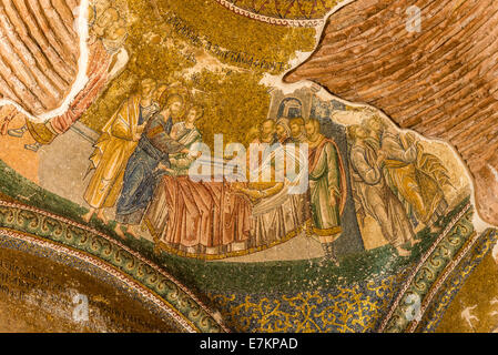 Einem alten bröckelnden Mosaik in Chora-Kirche porträtiert einen lahmen Mann heilte Jesus. Foto 1. August 2014 in Istanbul, Türkei. Stockfoto