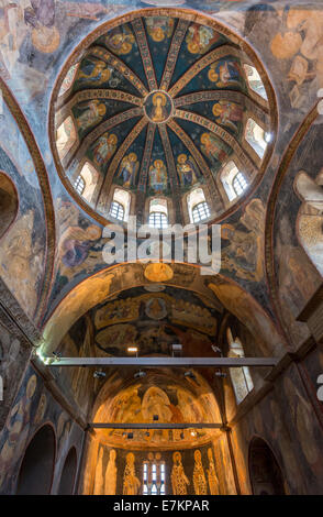 Eines der dekorativen Kuppeln der Chora-Kirche in Istanbul, Darstellung der Jungfrau Maria mit Kind. Stockfoto