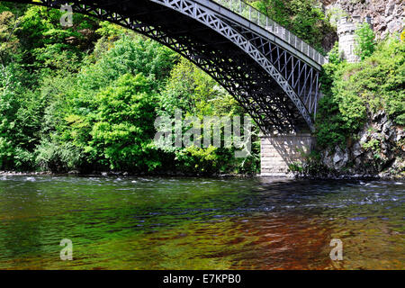 Die schlanken verdecken Eisenarbeit Brücke entworfen von Thomas Telford, Aberlour, Speyside, Schottland, UK Stockfoto