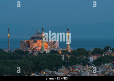 Die Hagia Sophia beleuchtet in frühen Abend. Stockfoto