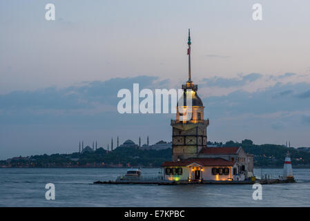 Jungfernturm leuchtet in frühen Abend mit der Hagia Sophia und die blaue Moschee in weiter Ferne. Stockfoto