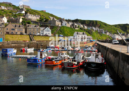 Angelboote/Fischerboote in Gardenstown Hafen, Moray Firth, Aberdeenshire, Schottland, UK Stockfoto