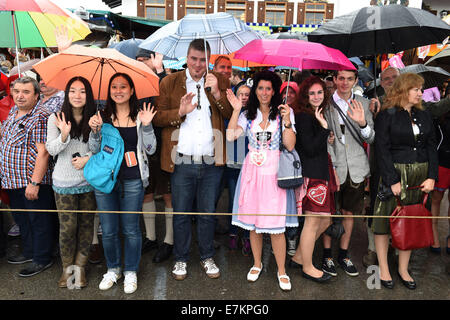 München, Deutschland. 20. Sep, 2014. Leute warten auf die Eröffnungsparade zum Oktoberfest in München, Deutschland, 20. September 2014. Das Oktoberfest dauert bis zum 5. Oktober 2014. Foto: Felix Hoerhager/Dpa/Alamy Live News Stockfoto