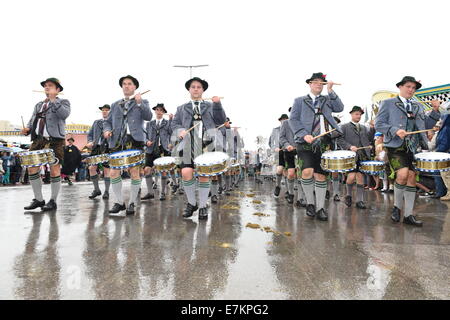 München, Deutschland. 20. Sep, 2014. Schlagzeuger bei der Eröffnung die parade zum Oktoberfest in München, Deutschland, 20. September 2014. Das Oktoberfest dauert bis zum 5. Oktober 2014. Foto: Felix Hoerhager/Dpa/Alamy Live News Stockfoto