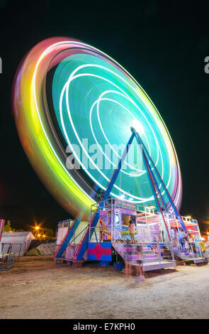 COLLADO VILLALBA, Spanien - 28 Juli: Langzeitbelichtung Bild von Ferrys Rad drehen in einem kleinen lokalen Vergnügungspark Stockfoto