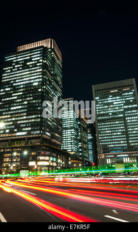 Verschwommene Rückleuchten Streifen durch dieses Geschäft Bezirk von Tokio. Stockfoto