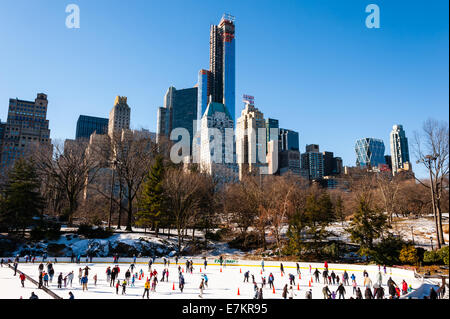 UNS, New York City, Central Park. Eislaufen am Trump Rink. Stockfoto