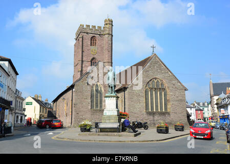 St. Marien Kirche und Herzog von Wellington Statue, St Mary St., Brecon, Brecon Beacons National Park, Powys, Wales, Vereinigtes Königreich Stockfoto