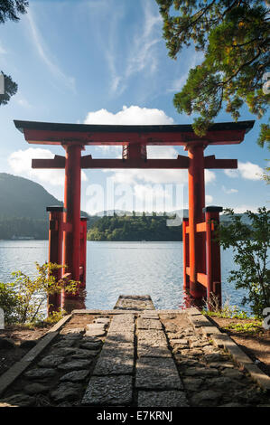 Ein rotes Torii-Tor am Ufer des Lake Ashi in Hakone, Japan. Stockfoto