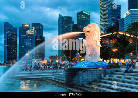 Der Merlion Singapur beleuchtet frühen Abend. Stockfoto