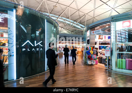 Reisende durchqueren den duty free Shops in Incheon Airport in Incheon, Südkorea. Stockfoto