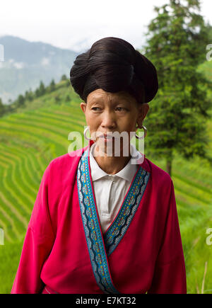 Yao-Frau von Longji Bereich zeigen ihre lange Haare. Stockfoto