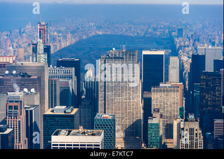 UNS, New York City. Blick von der Aussichtsplattform des Empire State Building. GE Building, Rockefeller Plaza Central Park im Hintergrund. Stockfoto