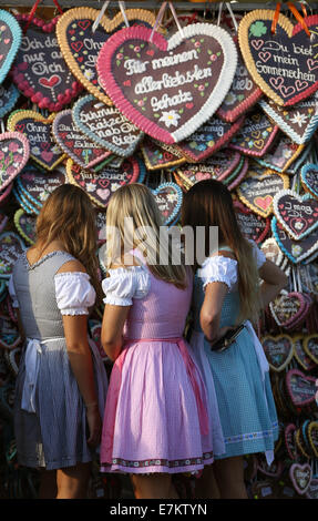 München, Deutschland. 20. Sep, 2014. Besucher feiern auf dem Oktoberfest in München, Deutschland, 20. September 2014. 181. Oktoberfest dauert bis zum 5. Oktober 2014. Foto: CHRISTIAN CHARISIUS/Dpa/Alamy Live News Stockfoto