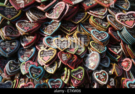 München, Deutschland. 20. Sep, 2014. Lebkuchenherzen zum Verkauf auf dem Oktoberfest in München, Deutschland, 20. September 2014. 181. Oktoberfest dauert bis zum 5. Oktober 2014. Foto: CHRISTIAN CHARISIUS/Dpa/Alamy Live News Stockfoto