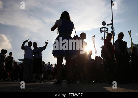 München, Deutschland. 20. Sep, 2014. Massen feiern auf dem Oktoberfest in München, Deutschland, 20. September 2014. 181. Oktoberfest dauert bis zum 5. Oktober 2014. Foto: CHRISTIAN CHARISIUS/Dpa/Alamy Live News Stockfoto