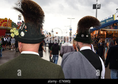 München, Deutschland. 20. Sep, 2014. In traditionellen Kostümen Partypeople auf dem Oktoberfest in München, Deutschland, 20. September 2014. 181. Oktoberfest dauert bis zum 5. Oktober 2014. Foto: Ursula Düren/Dpa/Alamy Live News Stockfoto