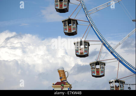 München, Deutschland. 20. Sep, 2014. Das Riesenrad dreht sich auf dem Oktoberfest in München, Deutschland, 20. September 2014. 181. Oktoberfest dauert bis zum 5. Oktober 2014. Foto: Andreas Gebert/Dpa/Alamy Live-Nachrichten Stockfoto