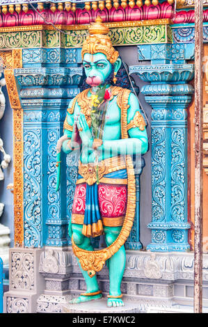 Eines der vielen dekorativen Statuen am Sri Krishnan Tempel in Singapur. Stockfoto